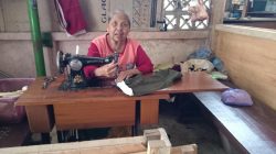 KISAH PENJAHIT LAWAS YANG BERTAHAN DI LOS PASAR PAGESANGAN