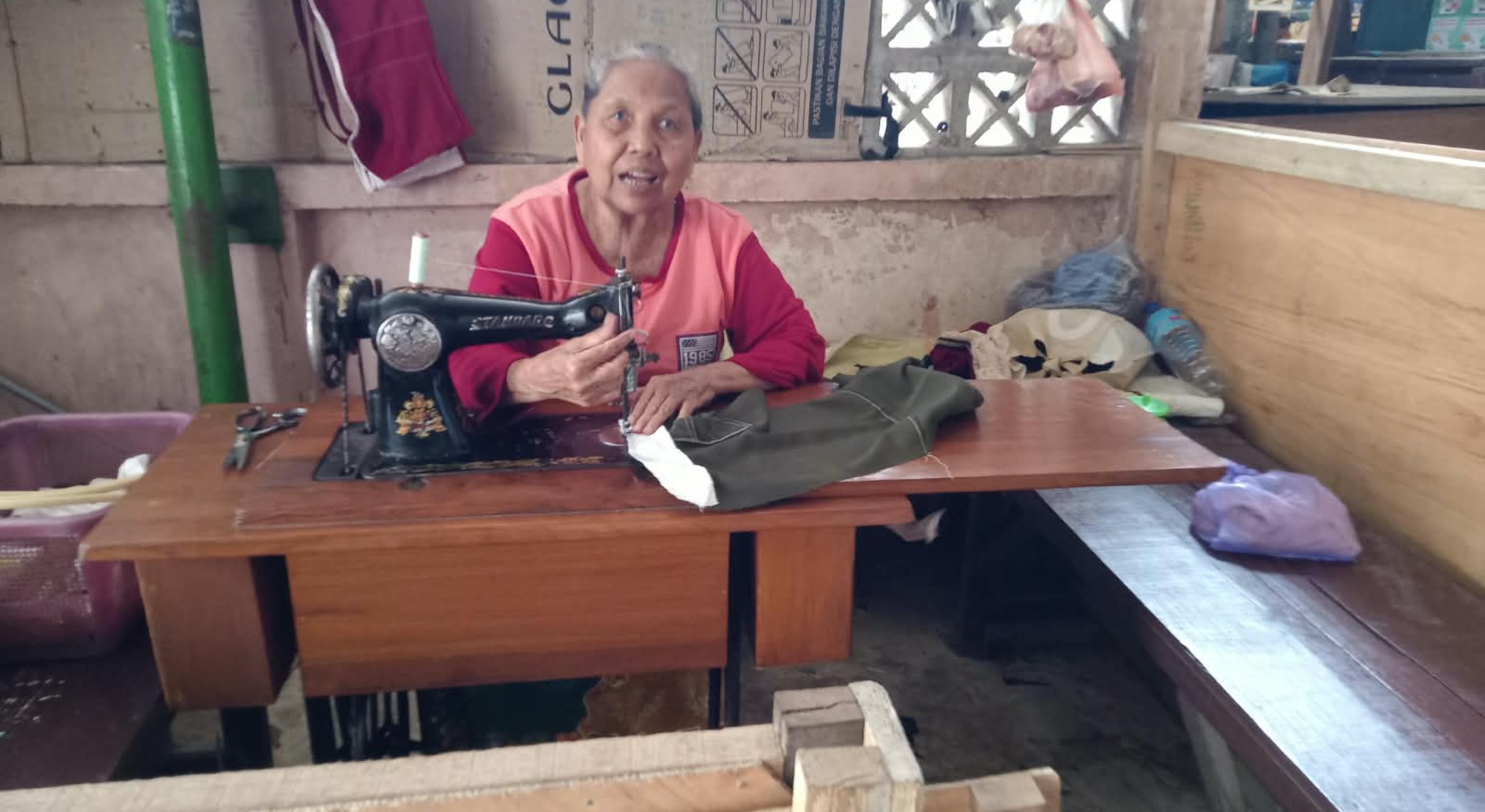 KISAH PENJAHIT LAWAS YANG BERTAHAN DI LOS PASAR PAGESANGAN