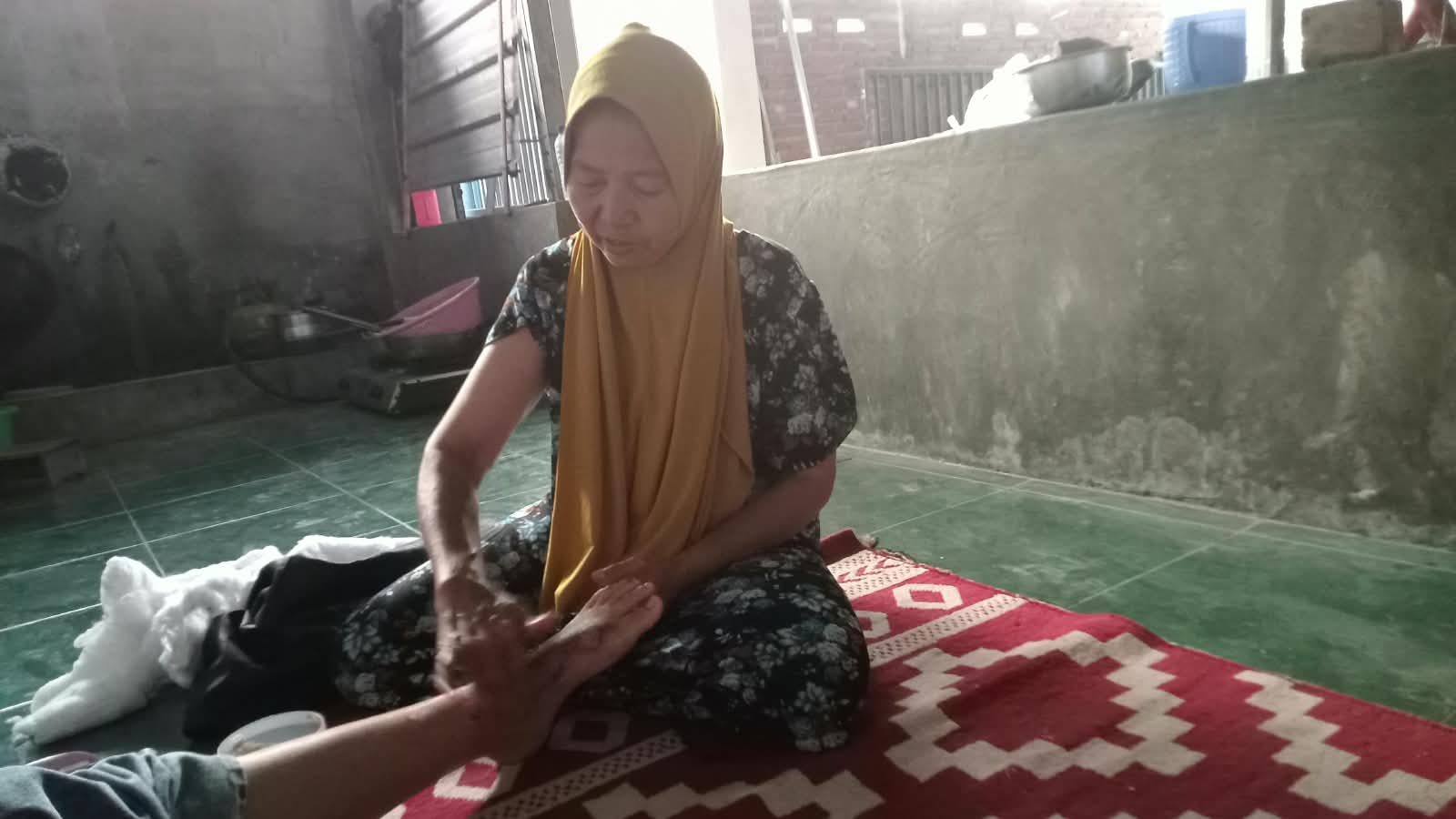 Wanita  Spesialis Patah Tulang dari Mapak yang Tak Berhitung Tarif