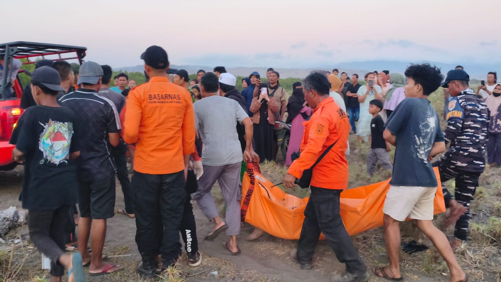 Satu Korban Meninggal, Tim SAR Lanjutkan Pencarian Tiga Wisatawan Terbawa Arus di Pantai Plampang