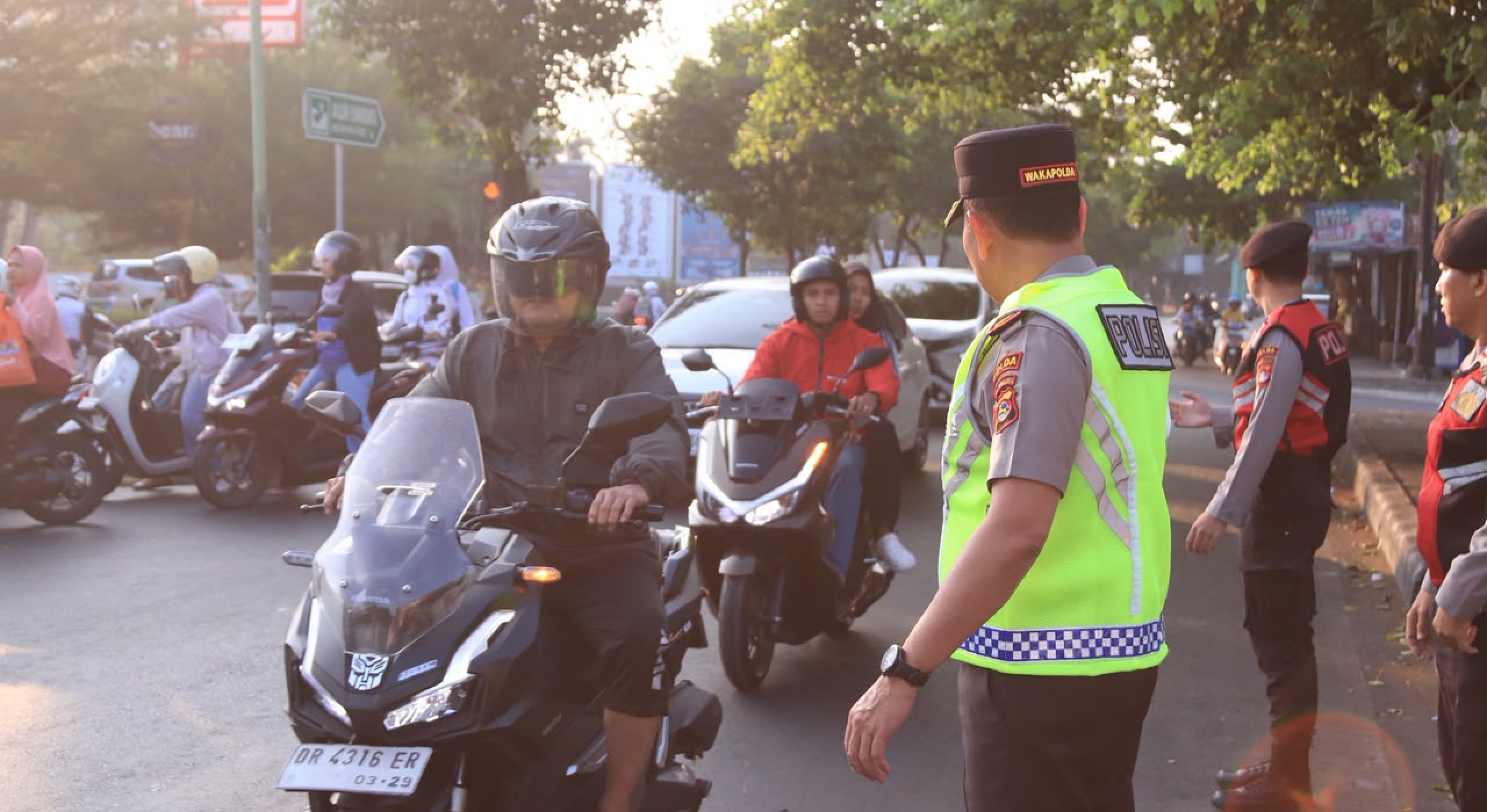 Aksi Kapolda NTB  Atur Lalu Lintas di Mataram