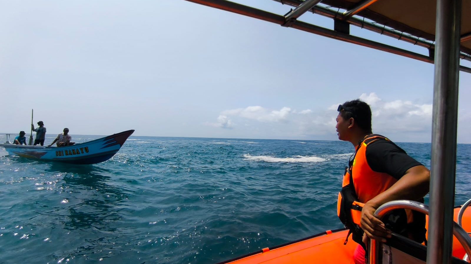 Tim SAR Gabungan Cari Pemancing Jatuh dari Tebing Pantai Lancing
