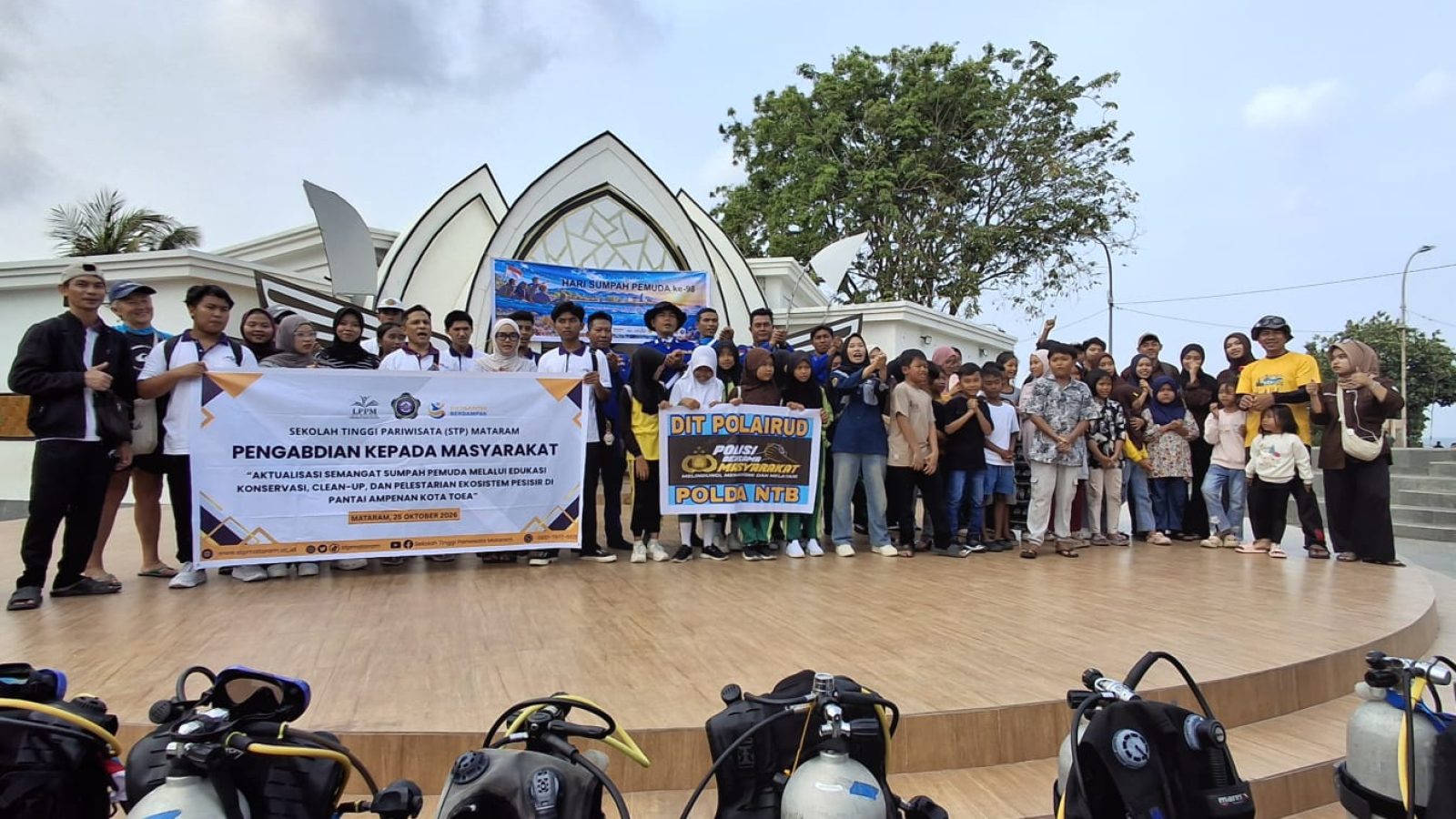 STP Mataram Libatkan 4 Dosen dan 30 Mahasiswa dalam Aksi Konservasi Laut di Pantai Ampenan