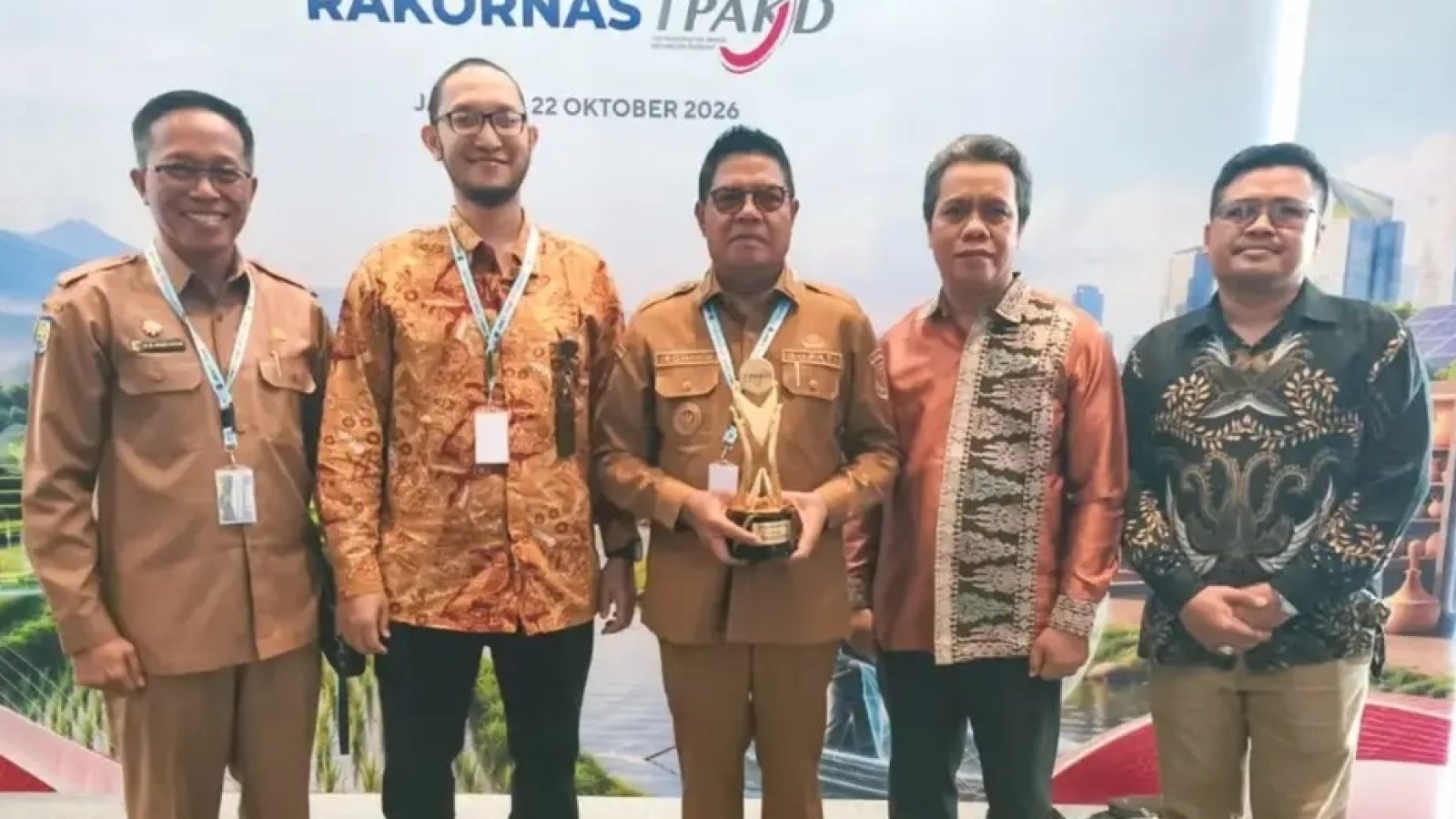 Program Berantas Rentenir Bawa Lombok Timur Raih TPAKD Award 2026