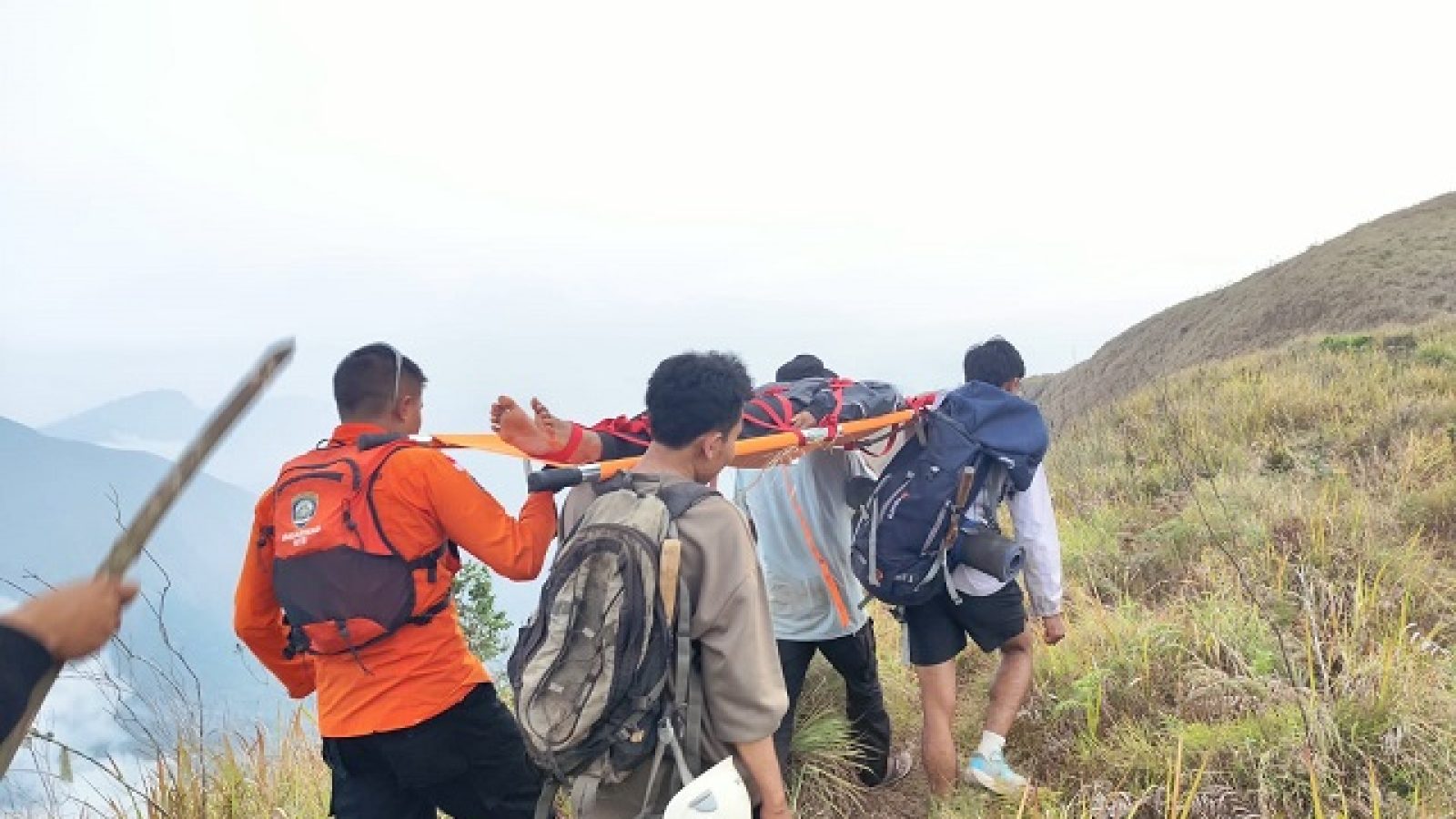 Tim SAR Evakuasi Pendaki Remaja yang Cedera di Bukit Pergasingan Sembalun