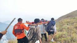 Tim SAR Evakuasi Pendaki Remaja yang Cedera di Bukit Pergasingan Sembalun